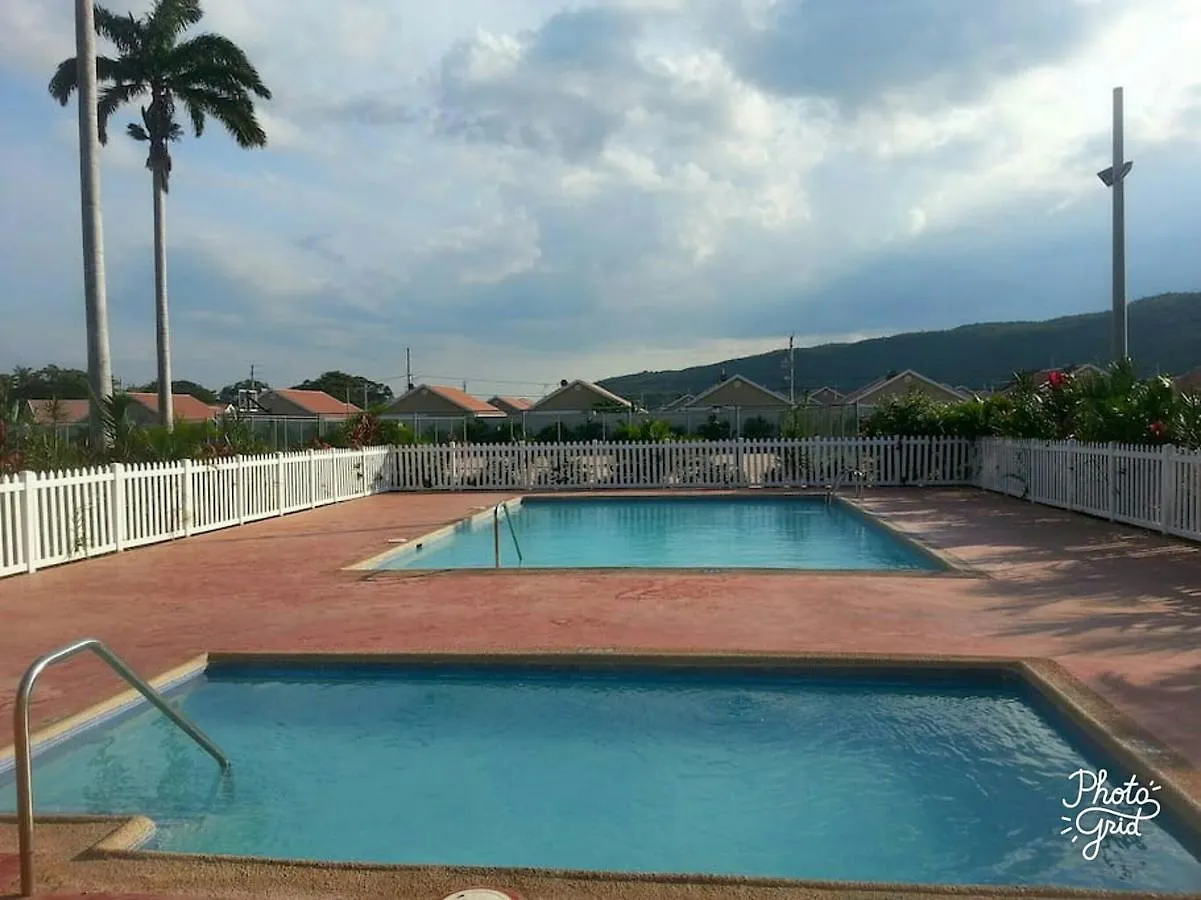 Caymanas Estate Beautiful 2 Bedroom Ellis Caymanas 0*,